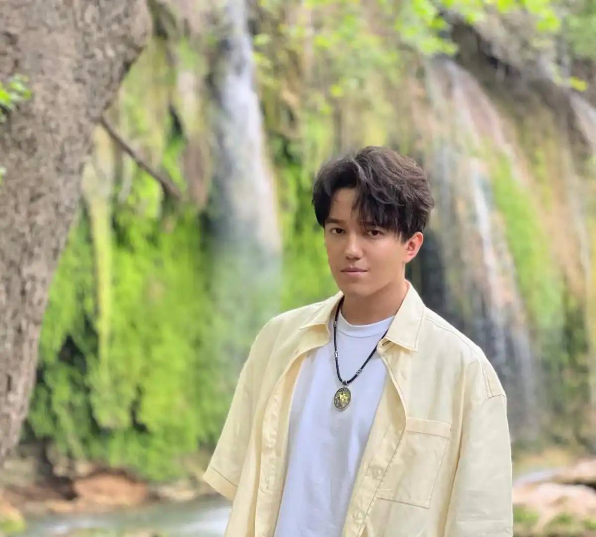 Димаш Құдайберген «Тау ішінденің» жаңа нұсқасымен желідегілерді тәнті етті