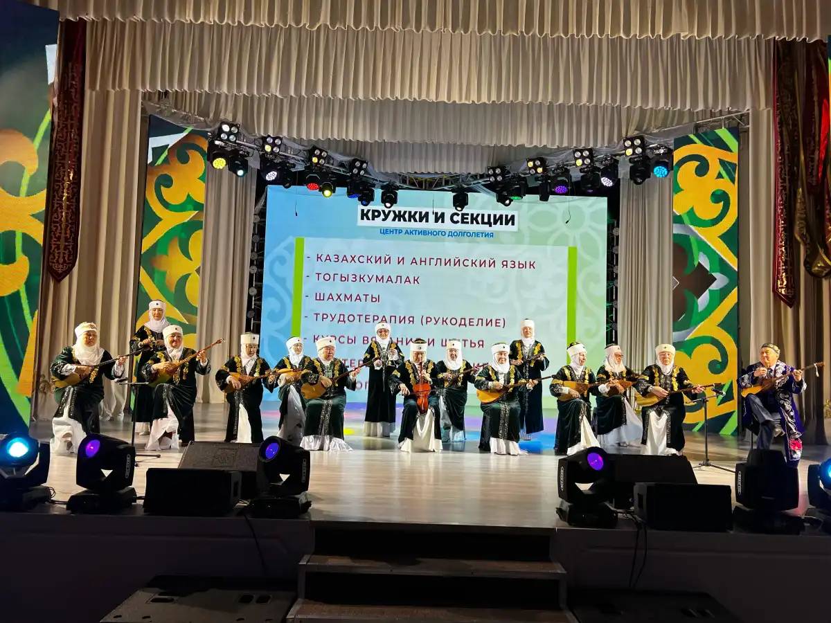 «Елден сәлем!»: Елордалық зейнеткерлер Ақкөл қаласында концерт қойды