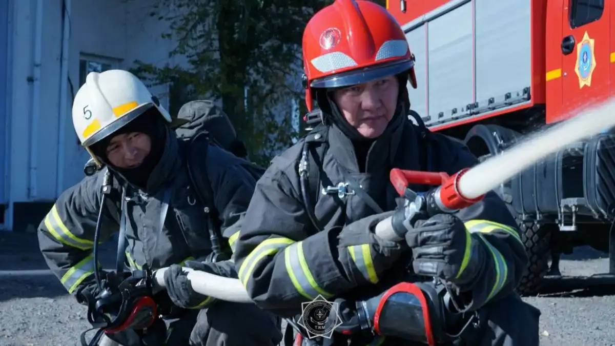 Астаналық құтқарушылар өрттен екі баланы құтқарды (ВИДЕО)