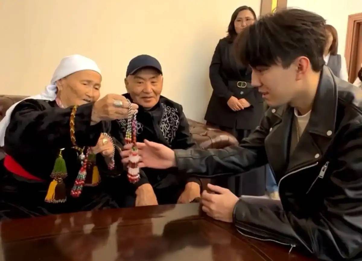 Маңғыстаулық 87 жастағы шебер Димаш Құдайбергенге арнап шашақ жасады