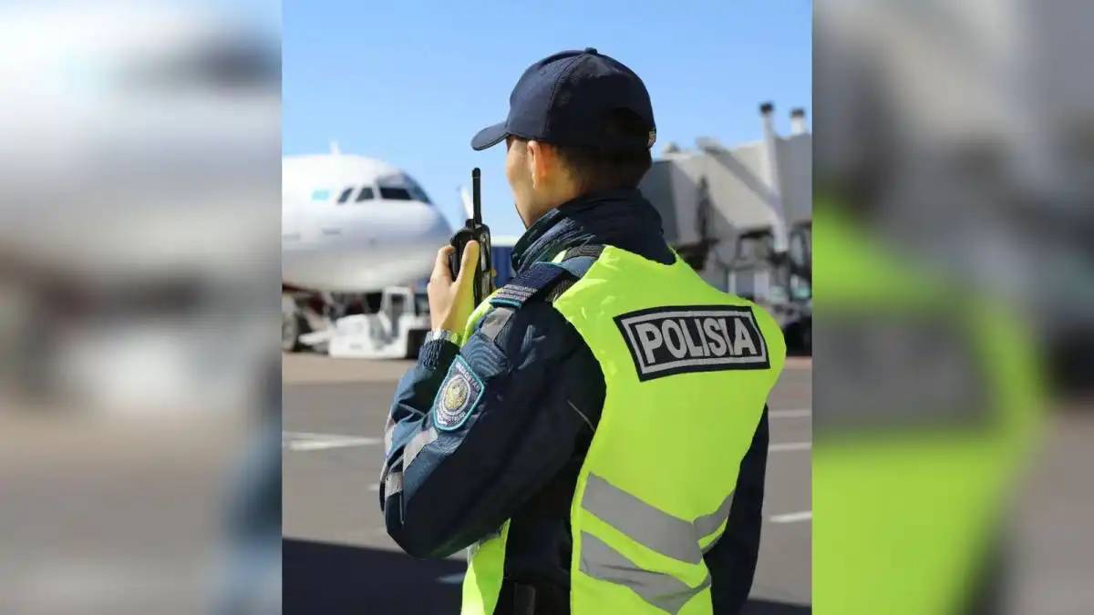 Көлік полицейлері тәртіп бұзған екі жолаушыны әуе рейсінен түсірді