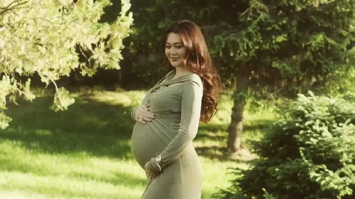 «Бөпеміздің өмірге келуіне санаулы күндер қалды»: Ерке Есмахан оқырмандарына жүрекжарды жазба арнады