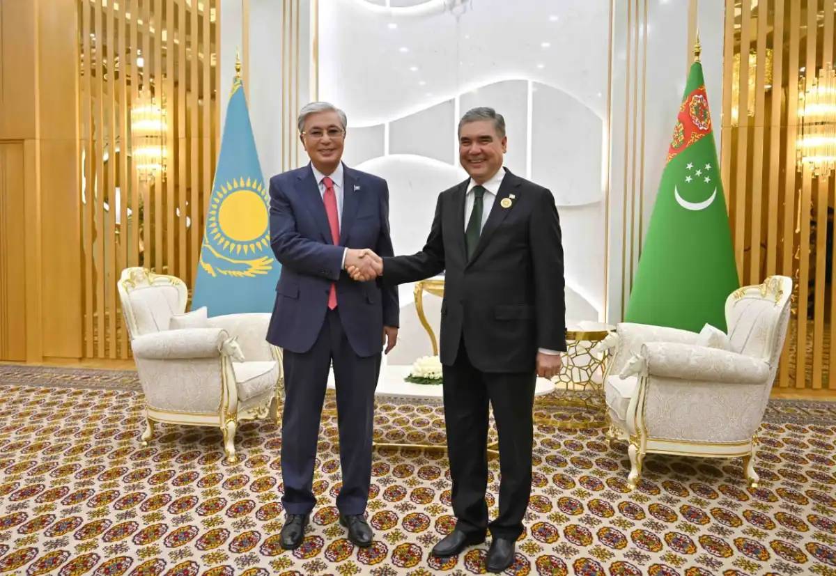 Әуежайда Қасым-Жомарт Тоқаев пен Гурбангулы Бердімұхамедов аз-кем әңгімелесті