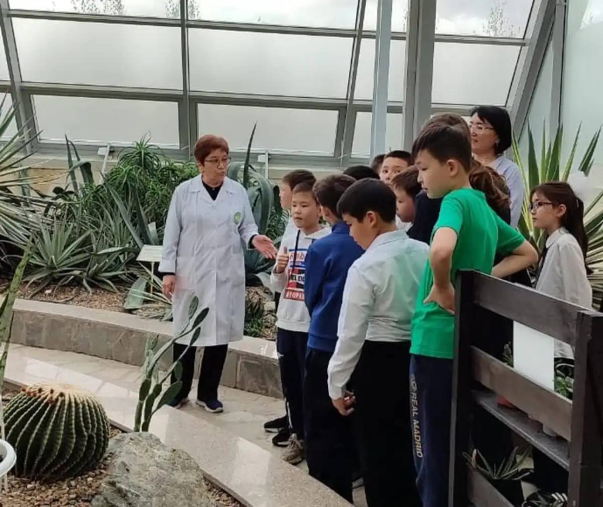 «Таза Қазақстан»: елордалық оқушылар Ботаникалық баққа экскурсия жасады