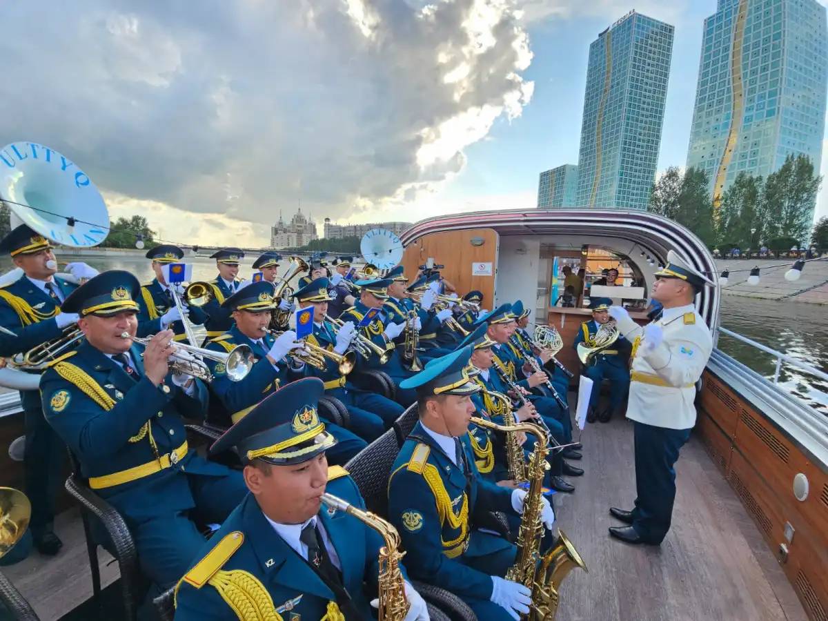 Ұландықтар Есіл өзенінде ерекше концерт қойды