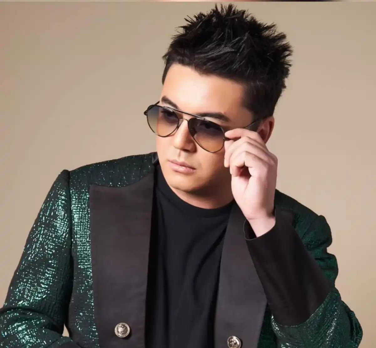 «Жарқырай беріңіз»: Алмас Кішкенбаев жаңа әнін жарыққа шығармақ