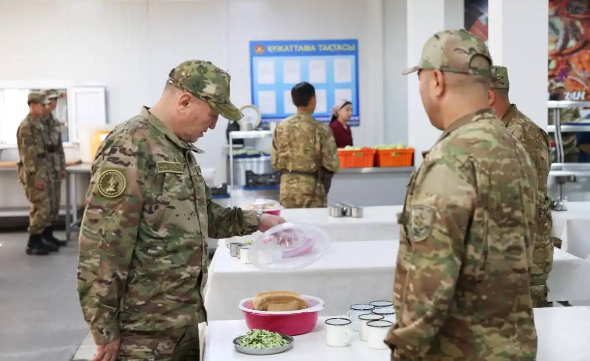 Қорғаныс министрі мерзімді әскери қызметшілердің тамақтануын тосыннан тексерді