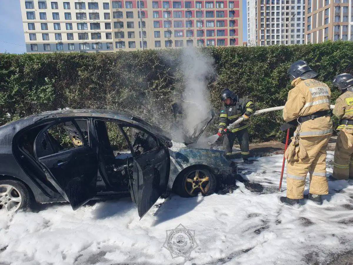 Елордада өрт сөндірушілер жанып жатқан көлікті сөндірді