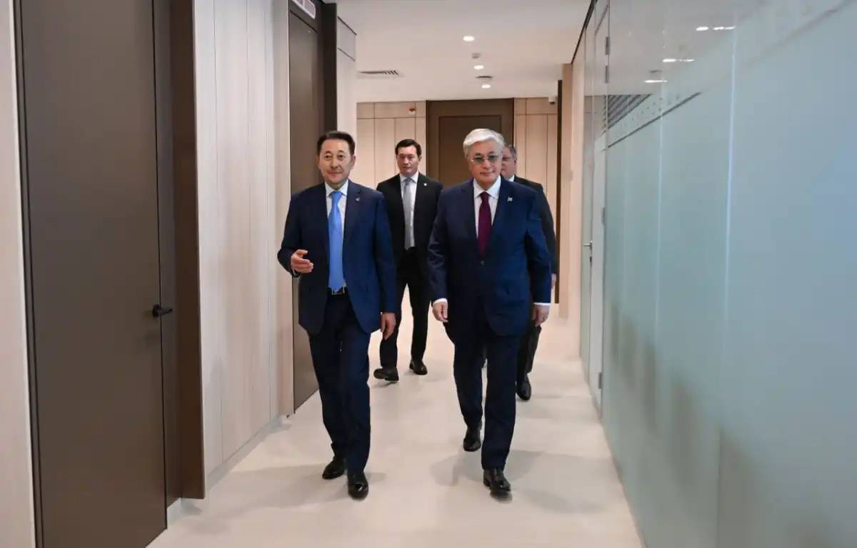 Қасым-Жомарт Тоқаев Астанадағы АӨСШК штаб-пәтеріне барды