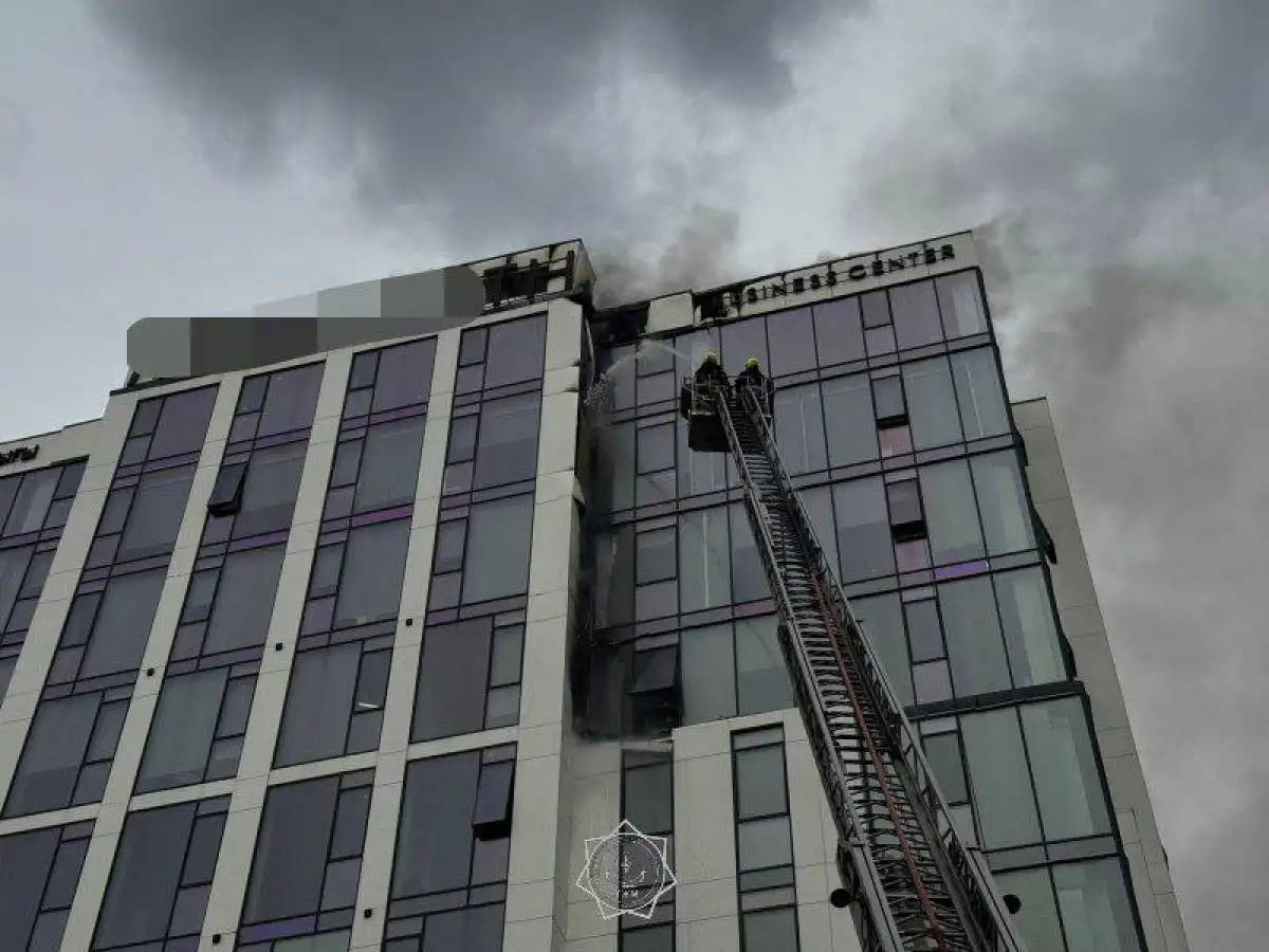 Астанадағы бизнес-орталықтардың бірінен өрт шықты (ВИДЕО)