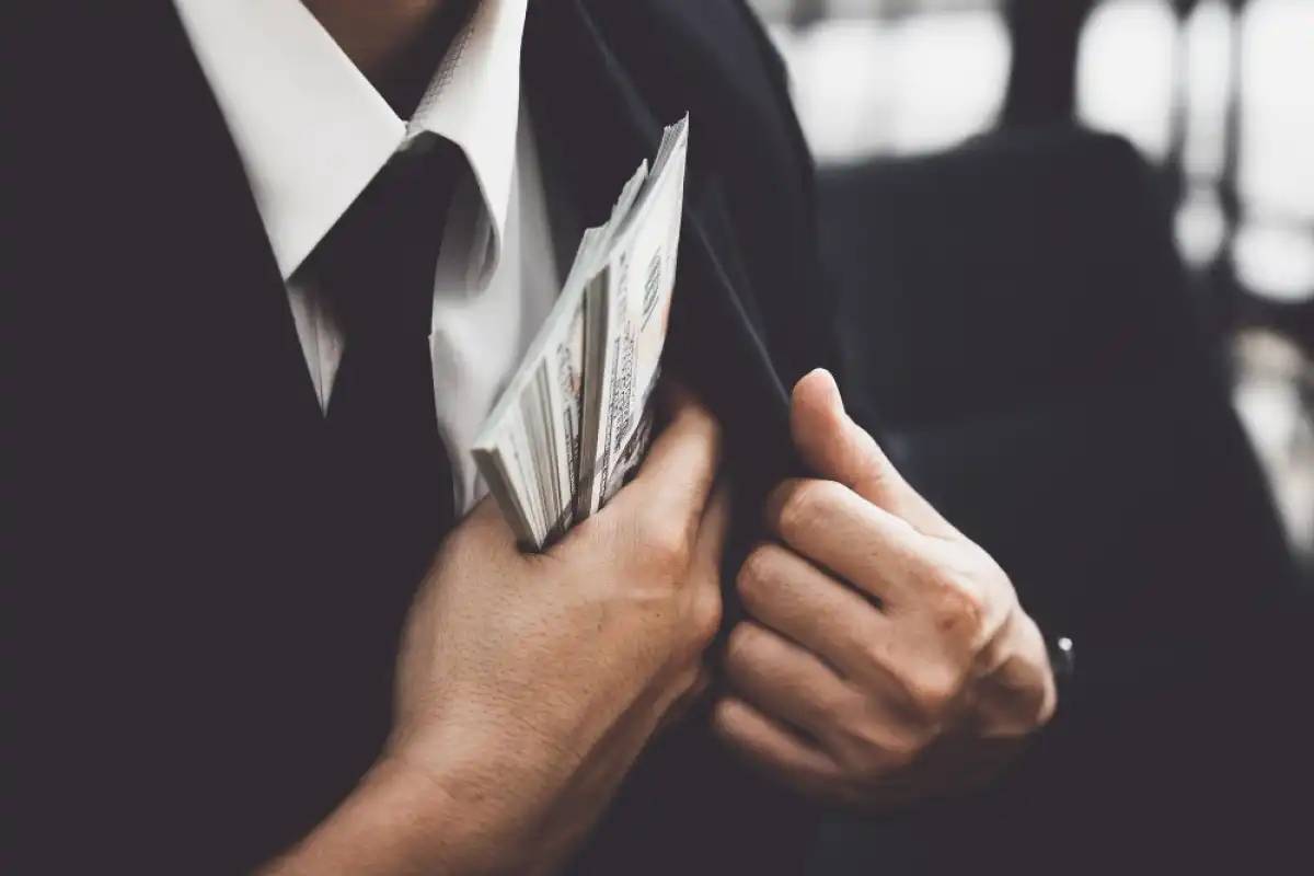 Астанада сот орындаушылар өндіріп алушылардың ақшасын жымқырған