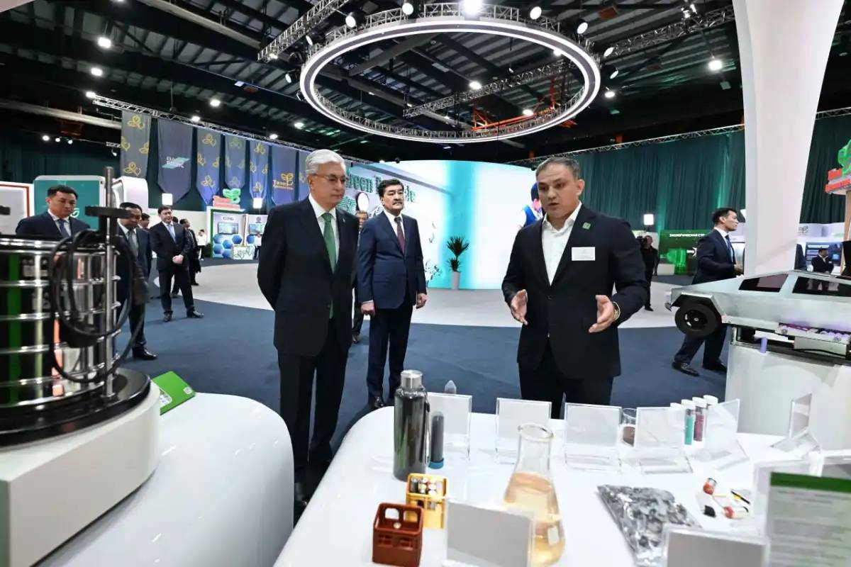 Тоқаев «Таза Қазақстан» экофестиваліне арналған көрмені тамашалады