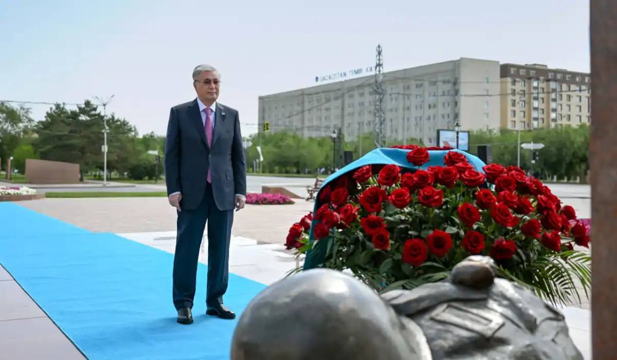 Президент Әлия Молдағұлованың мемориалдық ескерткіш кешеніне гүл шоғын қойды