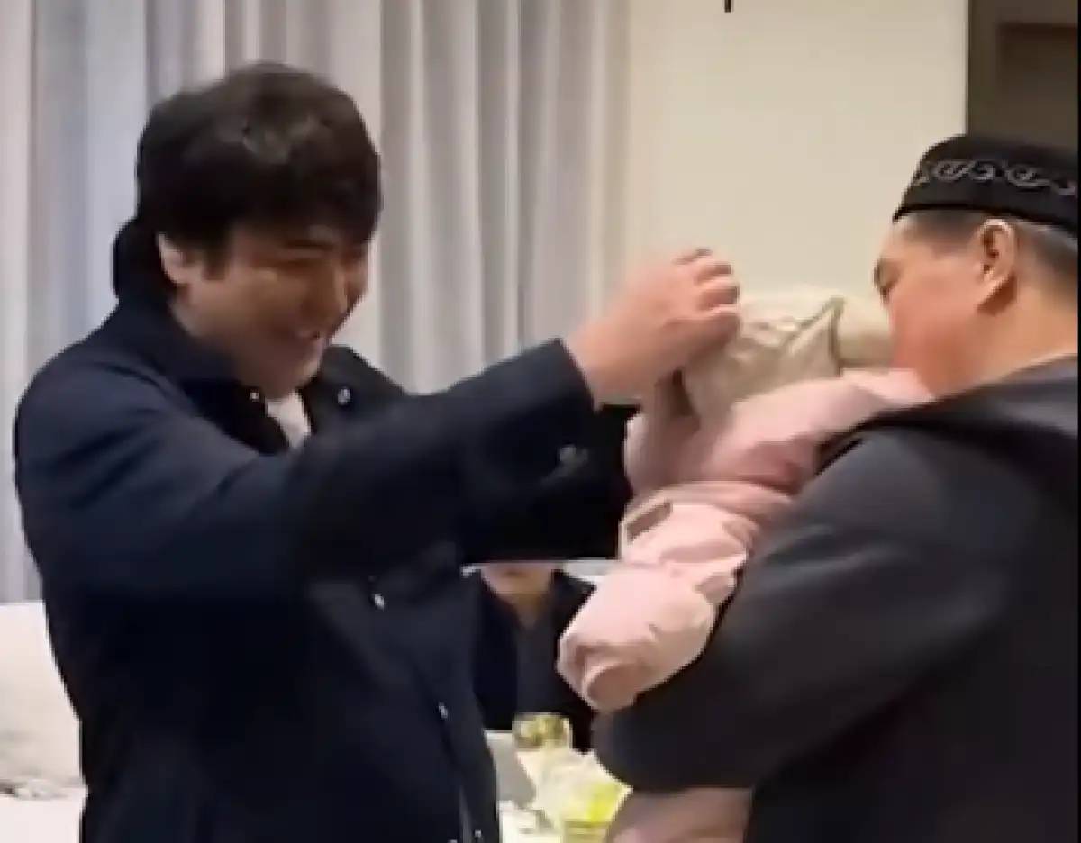 «Мейрамбекке ұқсайды»: әншінің кенже қызы елді сүйсінтті