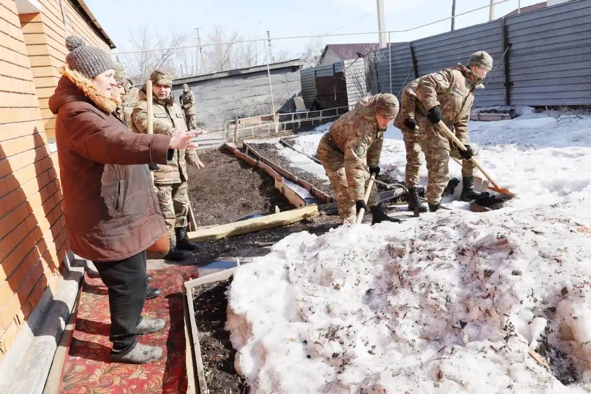 Ұландықтар еңбек ардагерлерінің ауласын тазалады