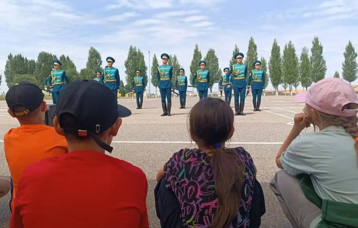 Дағдарыс орталығының тәрбиеленушілері әскери бөлімге саяхаттады