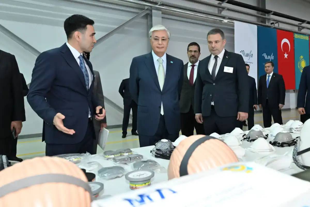 Президент респиратор мен газтұтқы шығаратын зауытқа барды