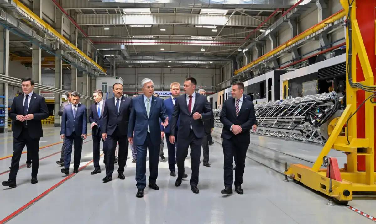 Президент Stadler Kazakhstan зауытымен танысты
