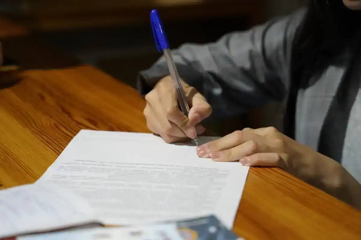 Борышкердің елден шығуына көмектескен сот орындаушысына қатысты тергеу басталды