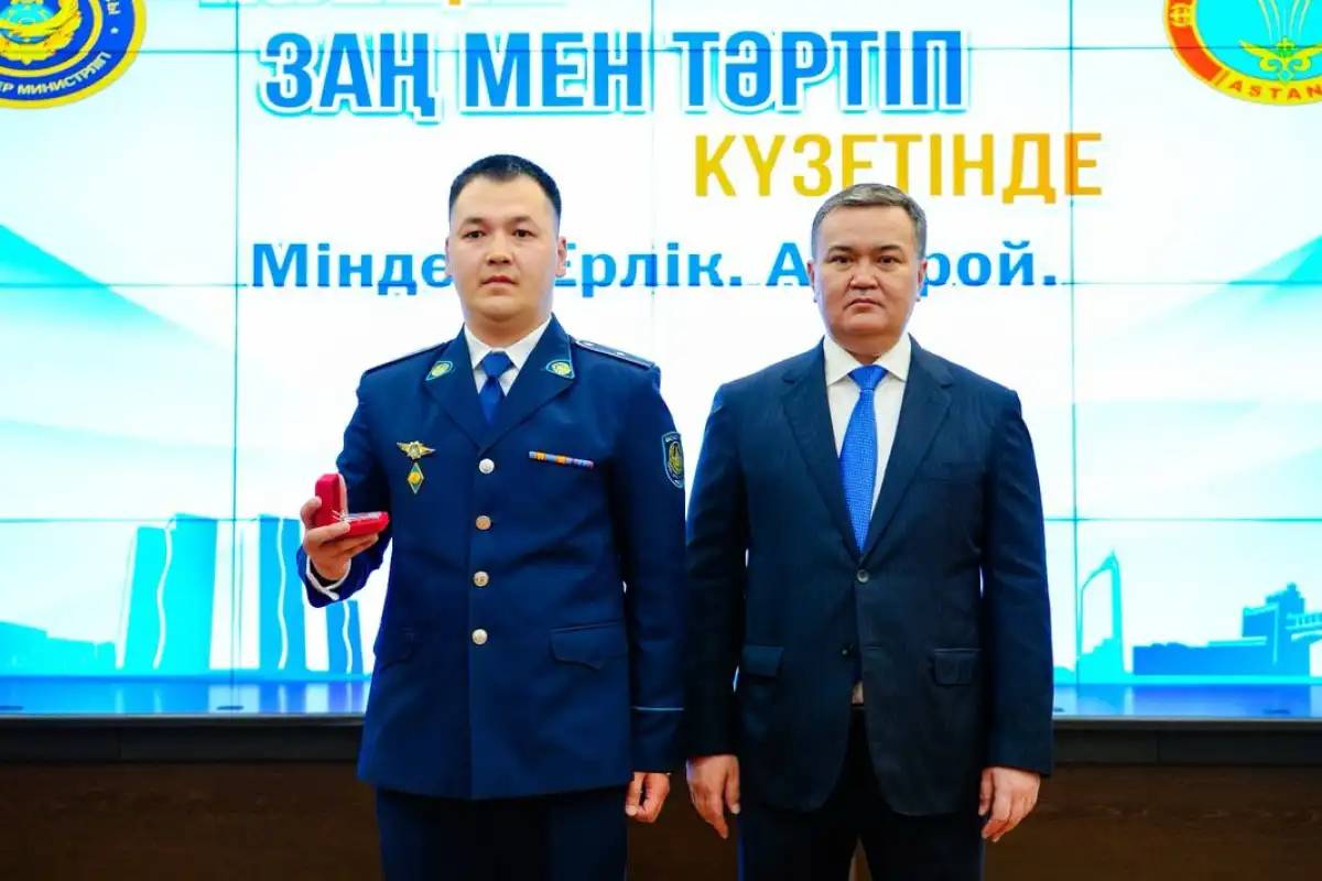 Астана әкімі полицейлерге пәтер кілтін табыстады