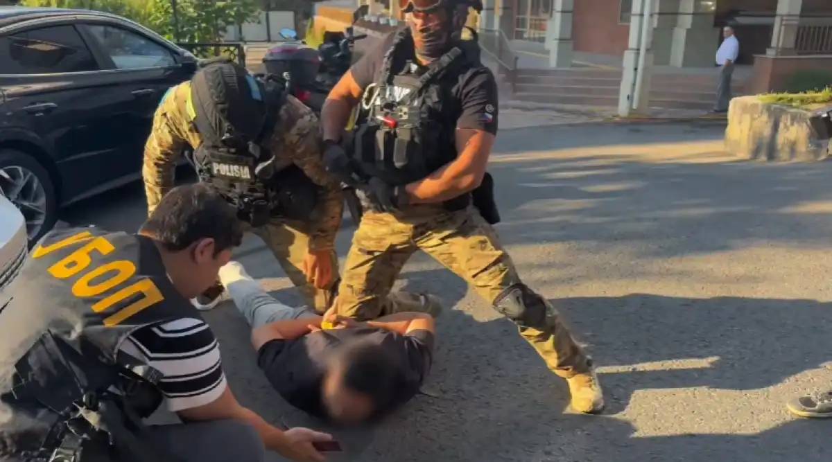 «Күн сайын 2 мыңға дейін қоңырау шалған»: Алматыда кибералаяқтар ұсталды (ВИДЕО)