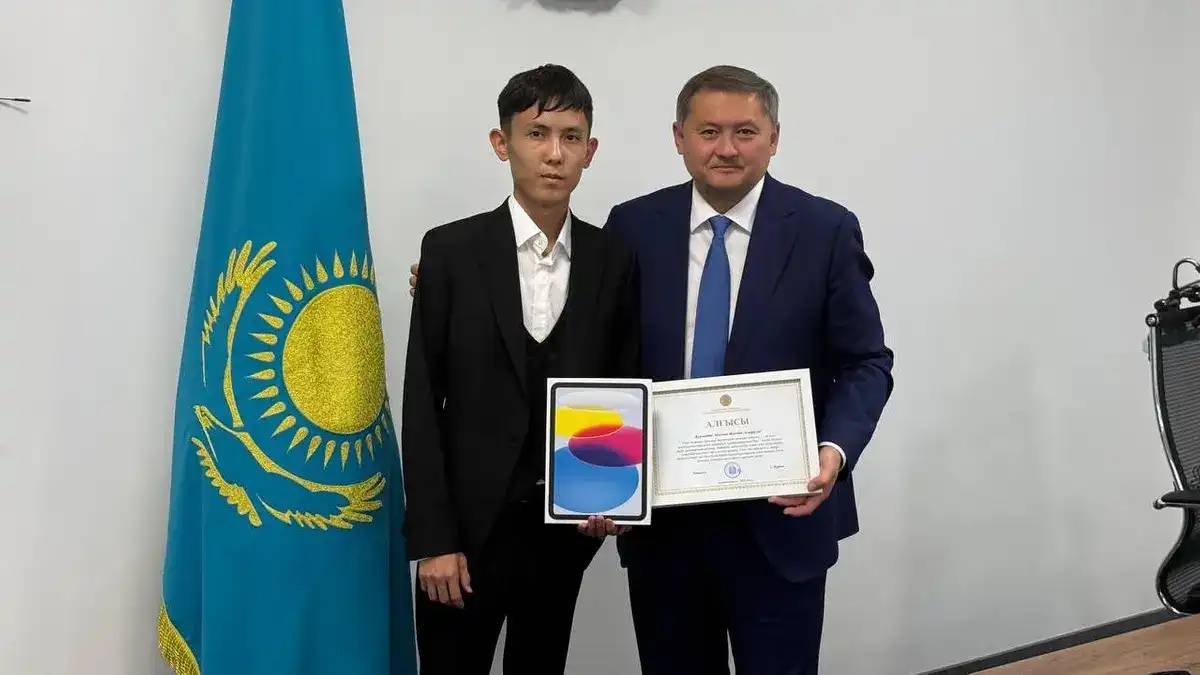 Министр Саясат Нұрбек ҰБТ-дан 140 балл жинаған ауыл мектебінің түлегімен кездесті