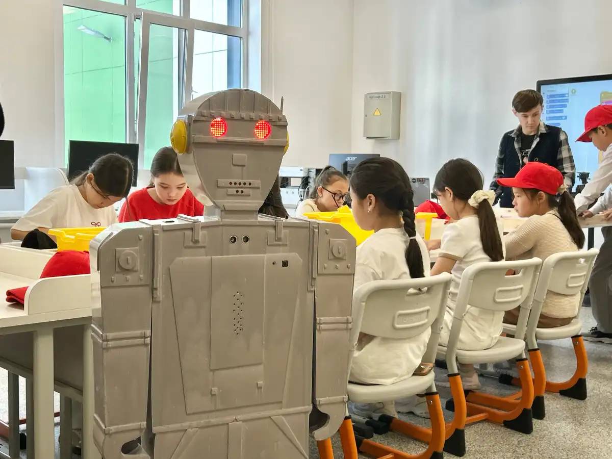 Темірбек есімді робот Астанадағы мектеп лагеріне келді