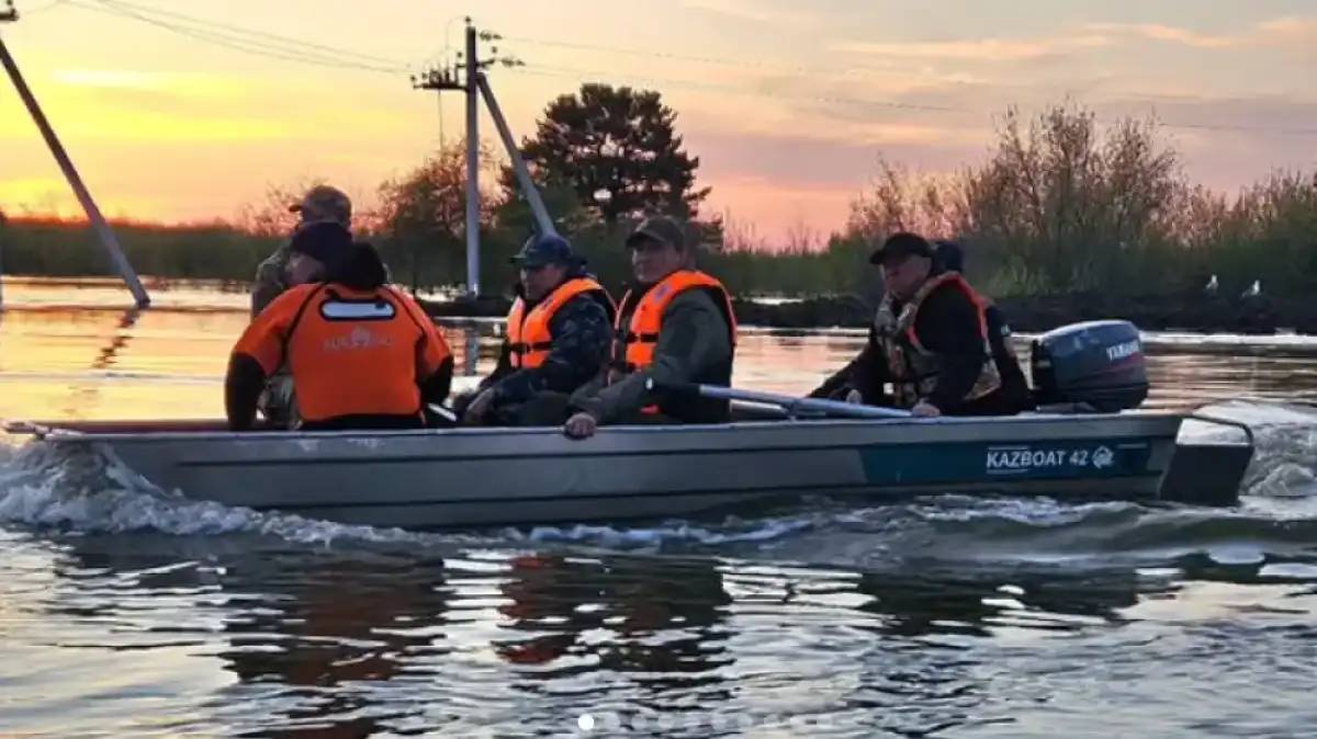 «Жыл сайын су басады»: СҚО әкімі тасқын астында қалған ауылды қайықпен аралап, дронға түсірді