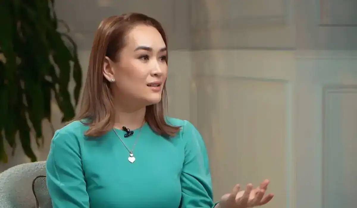 «Жылап қалатын кездерім болды»: Ақерке Бүркітбай күйеуімен қарым-қатынасы туралы айтты