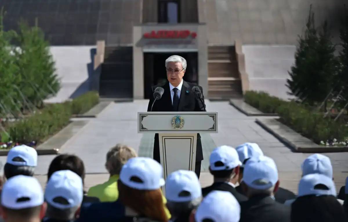 Тоқаев: Миллиондаған адамның тоталитаризм құрбаны болғанын жадымызда сақтау – қастерлі парызымыз