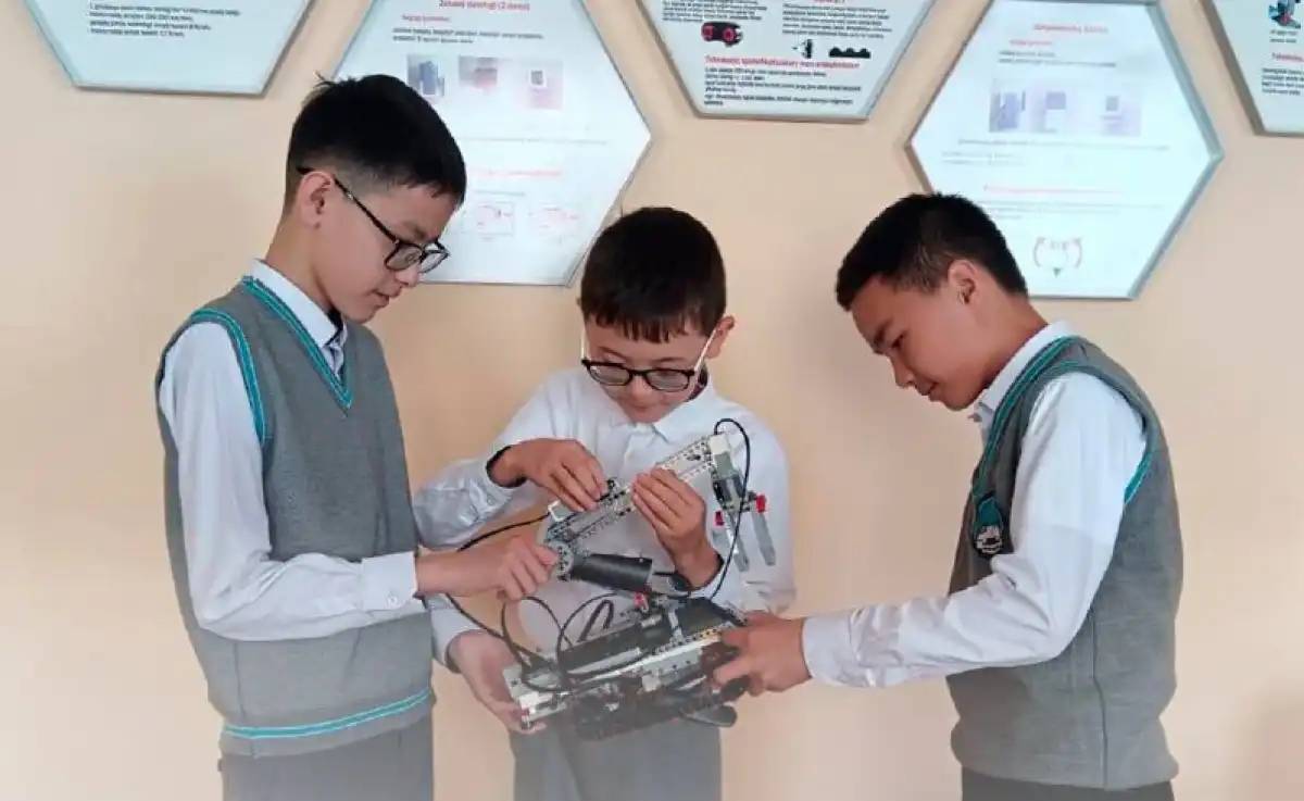 Ауыл оқушылары қоршаған ортаны тазартуға арналған робот құрастырды