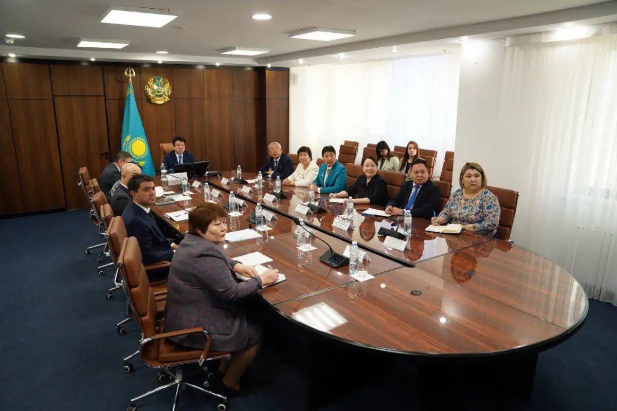 Оқу-ағарту министрі педагог-шеберлермен кездесті