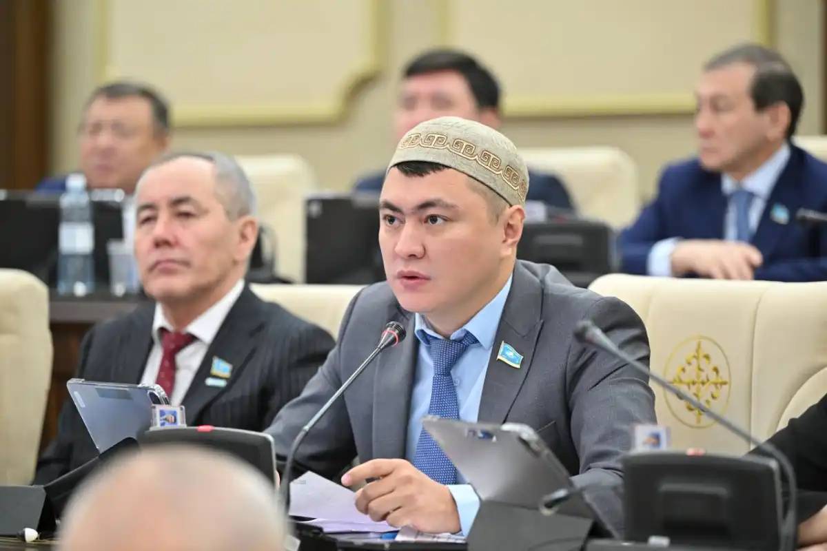 «Еркек көрсететін дүние емес»: Іш киімін елге көрсеткен Дәулет Мұқаевтың басы бәлеге қалды