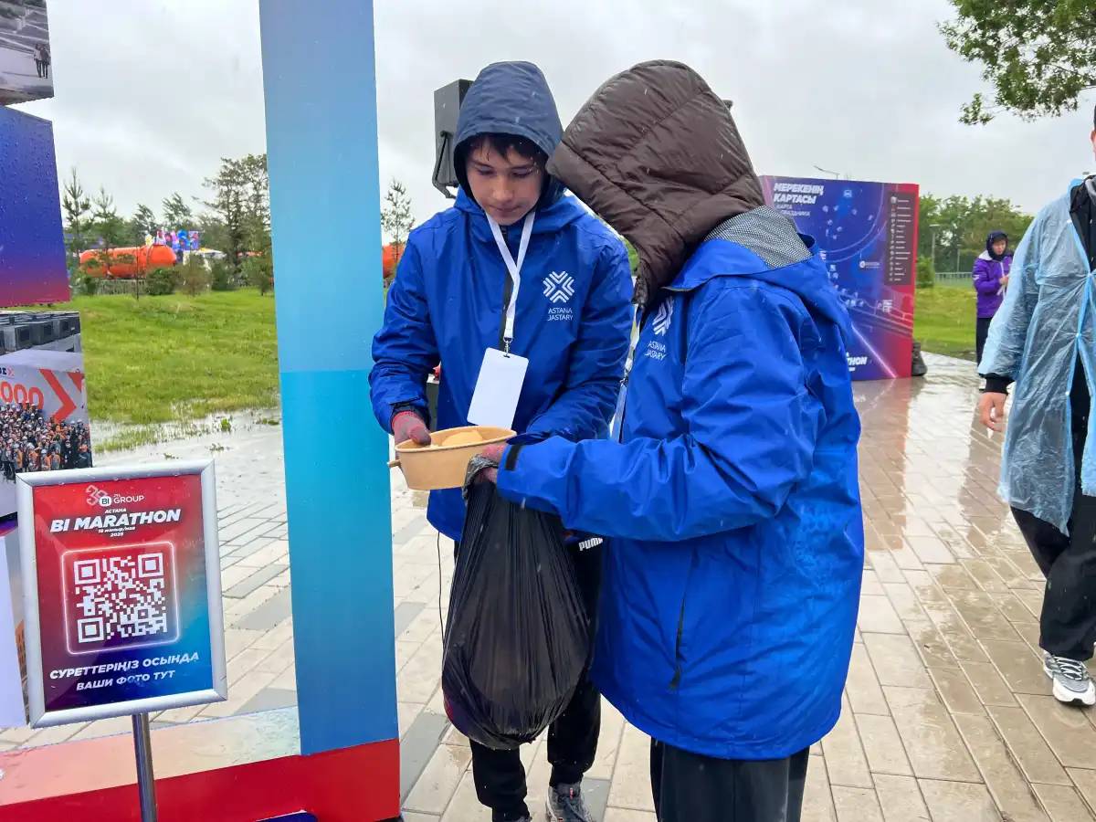 Астаналықтар жарыстан соң саябақты күл-қоқыстан тазалады