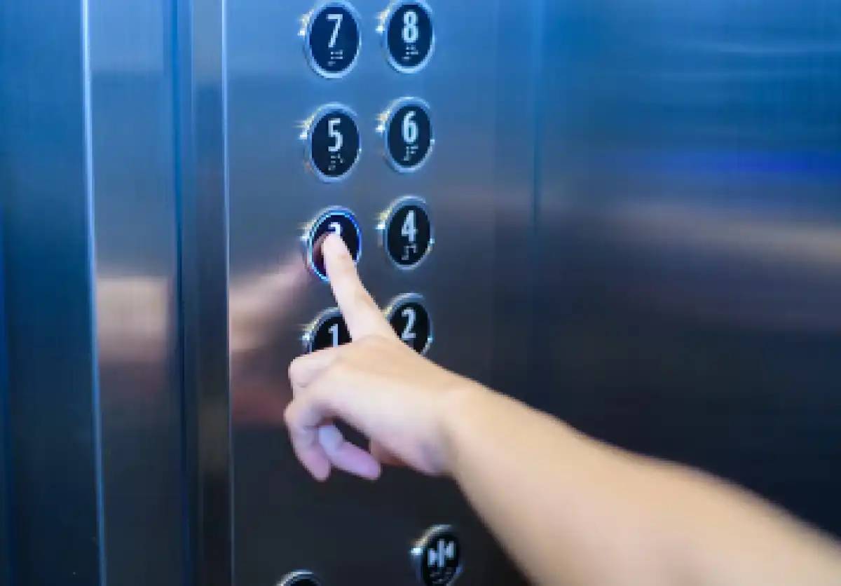 Eлордалық тұрғын лифтте қалып қойды