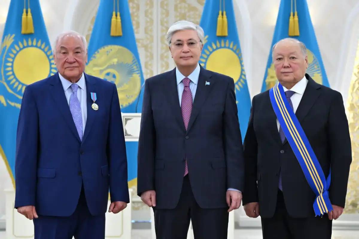 Қасым-Жомарт Тоқаев мемлекеттік наградалар тапсырды