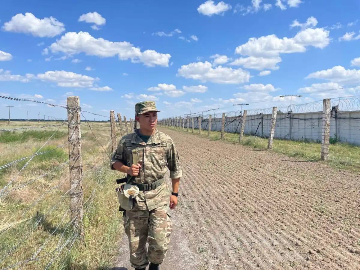 Ұландық жауынгер сотталған адамның қашып кетуіне жол бермеді