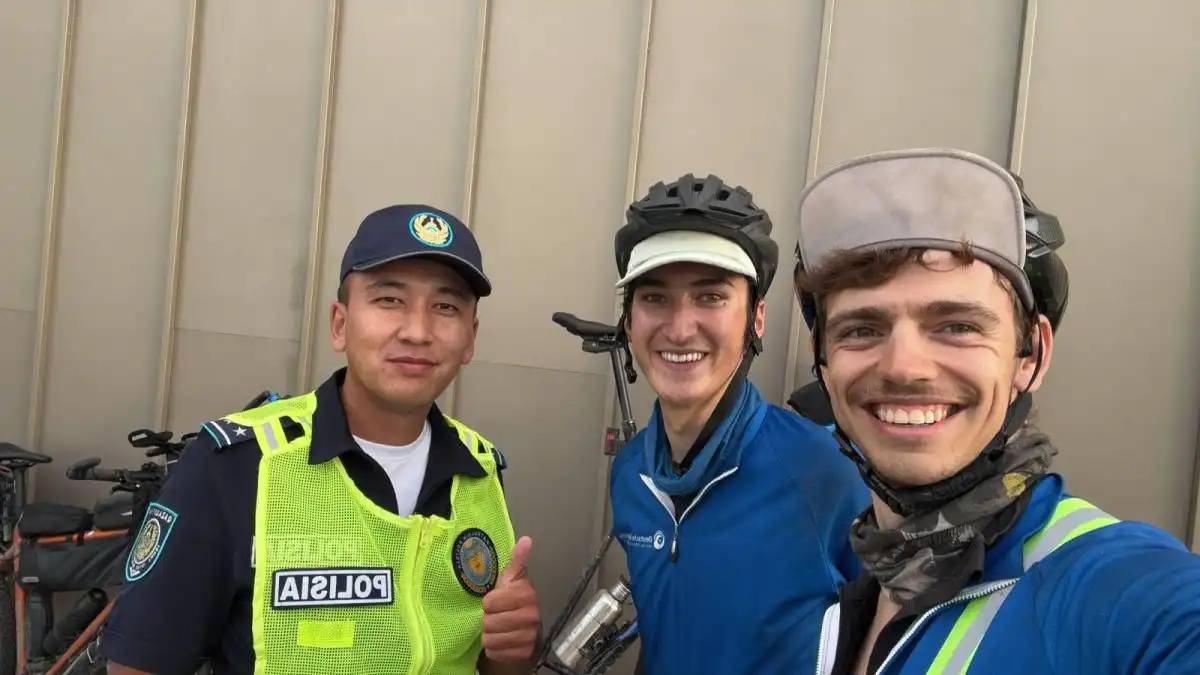 Германиядан келген велошабандоздар қазақстандық полицейлерге алғыс білдірді