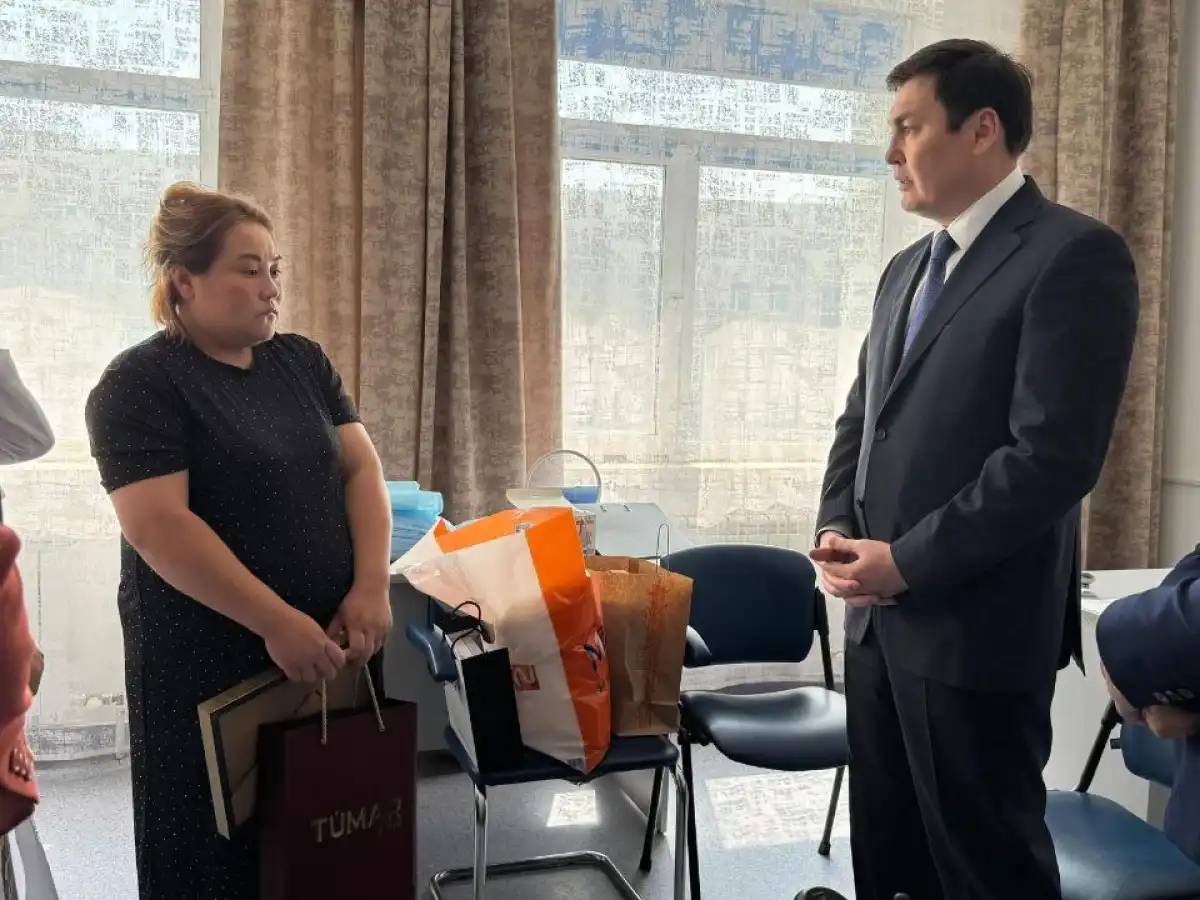 Төрт бөлмелі пәтер: автобус апатында аяғынан айырылған қыздың отбасына қандай көмек көрсетіледі