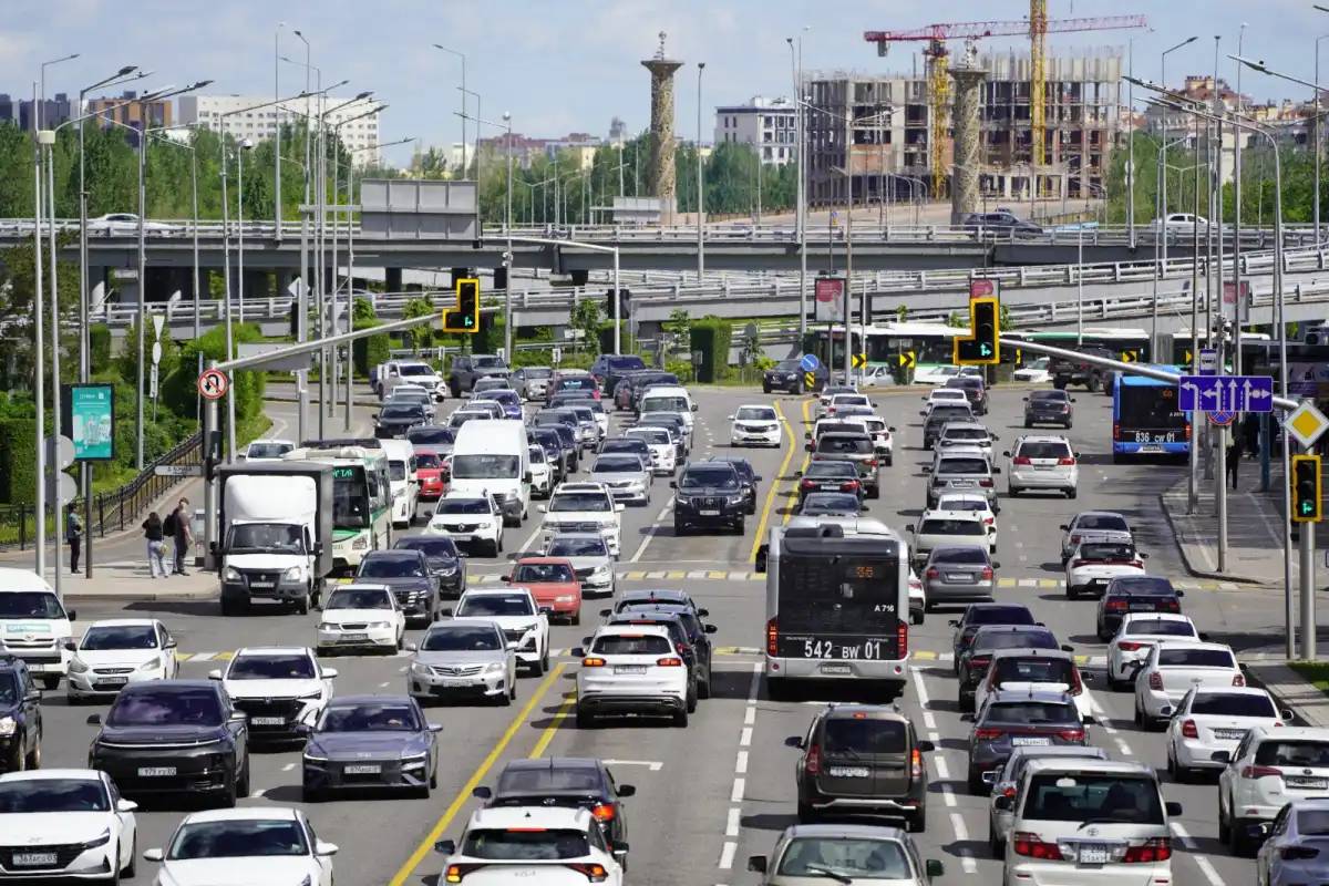 Астанада жүк көліктері үшін арнайы жолақтар мен қозғалыс уақытына шектеу қою ұсынылды
