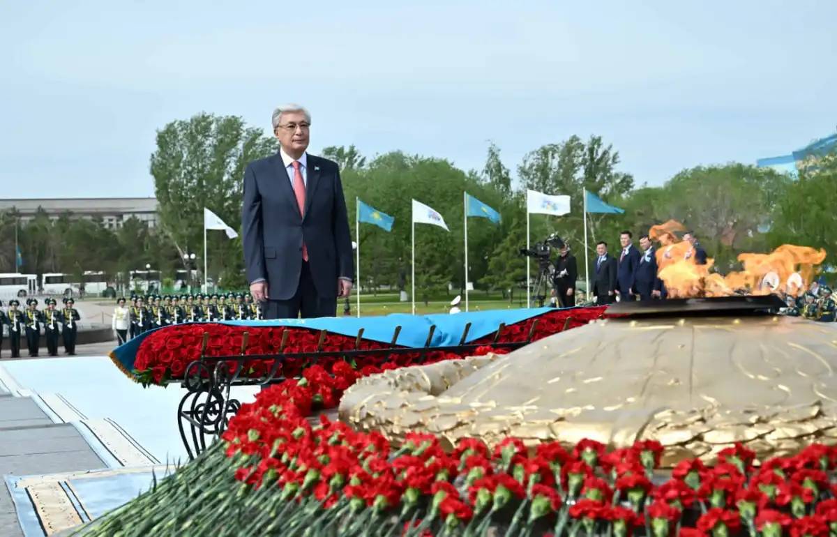 Президент «Отан Ана» монументіне гүл шоғын қойды