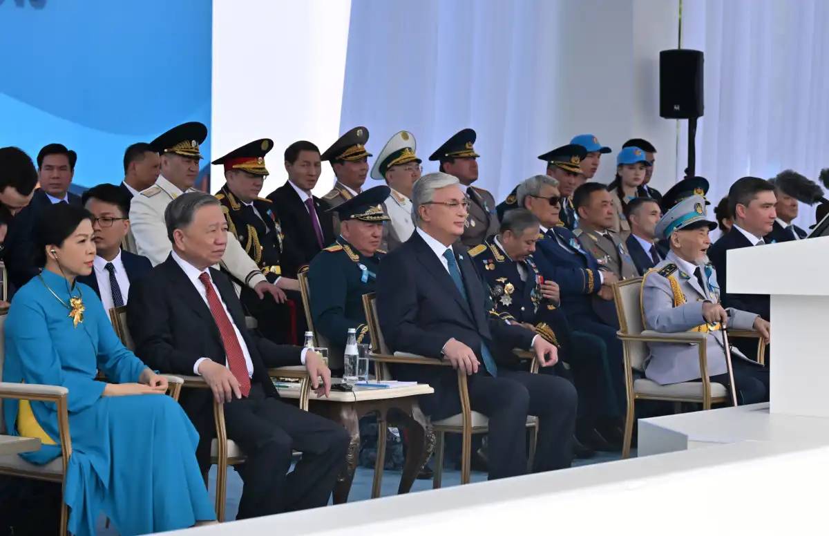 Қасым-Жомарт Тоқаев пен То Лам әскери парадты тамашалады