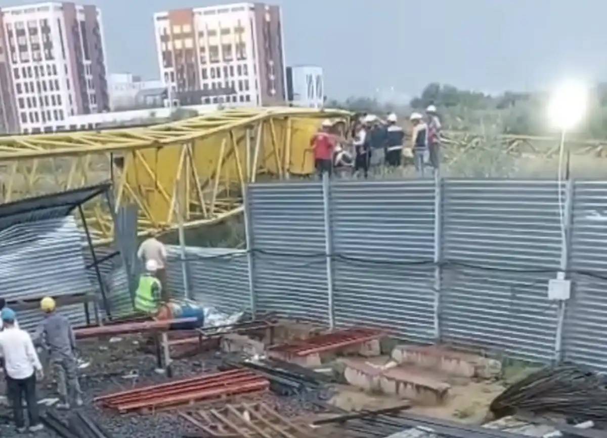 Елордада құрылыс алаңында кран құлап, бір жұмысшы қаза тапты