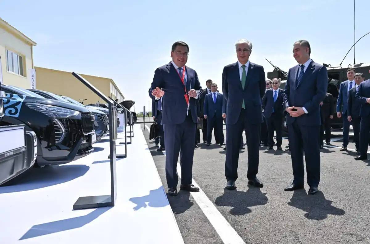 Тоқаев пен Бердімұхамедов өнеркәсіп көрмесін аралап көрді