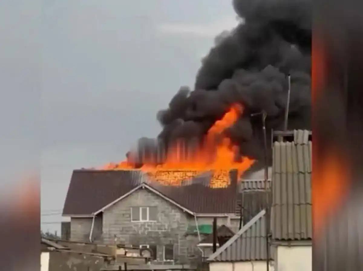 Атырауда найзағай түскен екі қабатты үй түгі қалмай жанып кетті