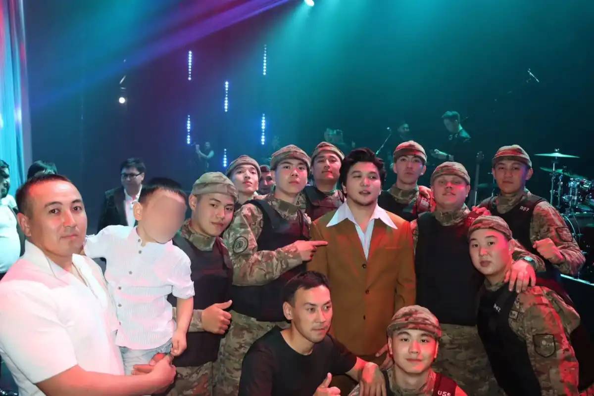 Елордалық сарбаздар әнші Ұланғасыр Қамимен бірге өнер көрсетті