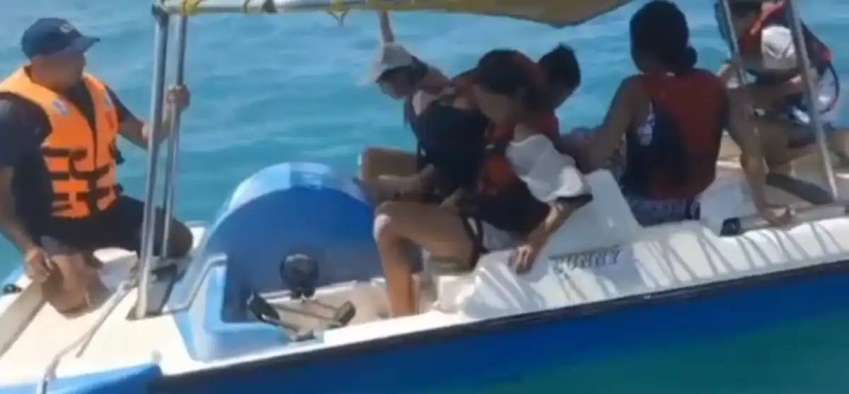 Алакөлде адамдар отырған катамаран сынып қалды (ВИДЕО)