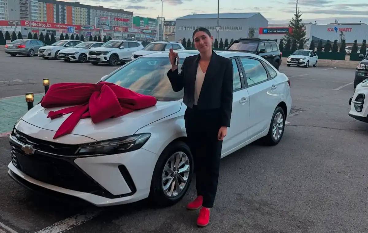 Қарағанды облысының бокс федерациясы әлем чемпионы Аида Әбікееваға қымбат көлік сыйлады