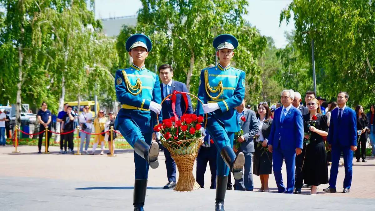 Астанада ашаршылық құрбандарына арналған ескерткішке гүл шоқтарын қою рәсімі өтті