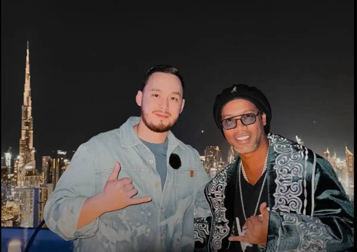 Қазақ жігіті атақты бразилиялық футболшыға шапан жапты (ВИДЕО)